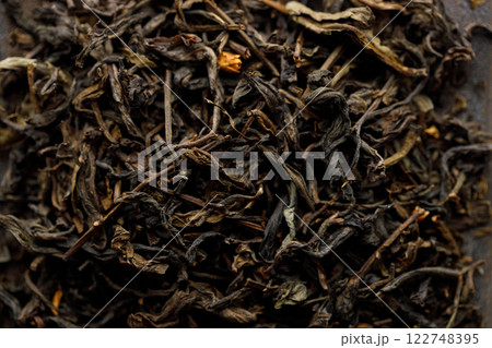 Japanese or Chinese jasmine tea leaf on black ceramic plate on white background. 122748395