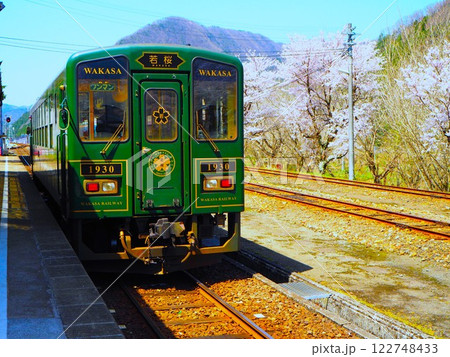 春の若桜駅に停車する若桜号 春の若桜駅に停車する若桜号 122748433