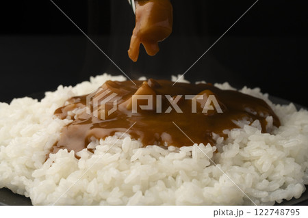 レトルトカレーをごはんにかける 122748795
