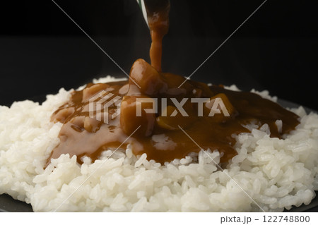 レトルトカレーをごはんにかける レトルトカレーをごはんにかける 122748800