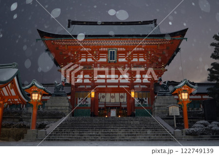 大雪の日の伏見稲荷大社 122749139