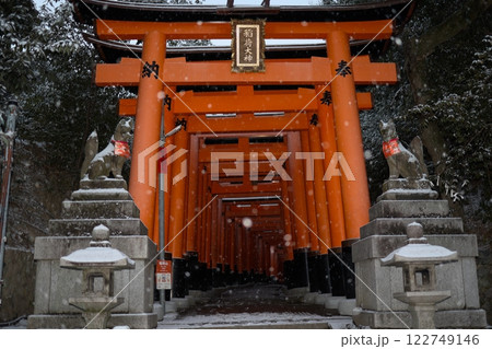 大雪の日の伏見稲荷大社 122749146