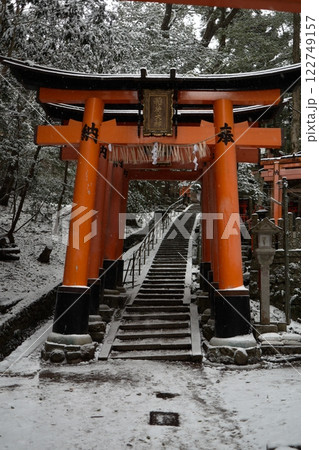 大雪の日の伏見稲荷大社 122749157