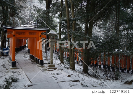 大雪の日の伏見稲荷大社 大雪の日の伏見稲荷大社 122749161
