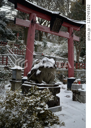 大雪の日の伏見稲荷大社 122749162
