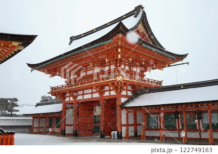 大雪の日の伏見稲荷大社 122749163