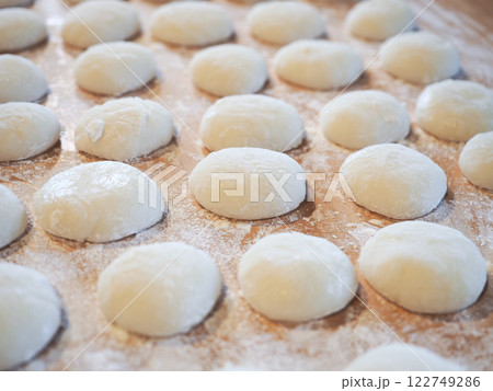 手作りで作る正月の丸いお餅 122749286