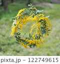 屋外にあるミモザのリース 122749615