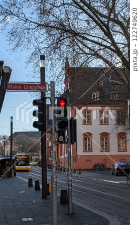 ドイツの信号機アンペルマン 122749620