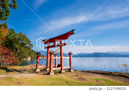 田沢湖の湖畔にある御座石神社の鳥居 122749628