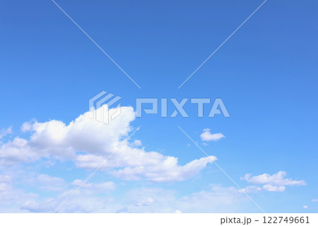 2月の青空と白い雲 122749661