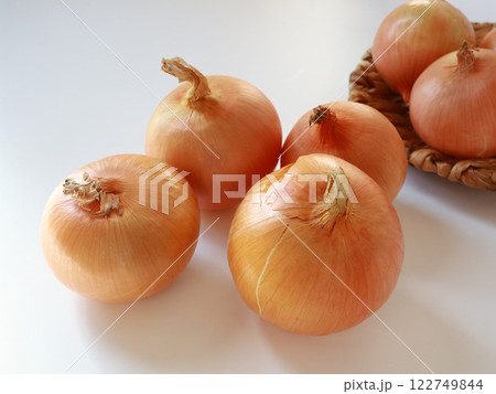 複数の新鮮な玉ねぎ 白背景 複数の新鮮な玉ねぎ 白背景 122749844