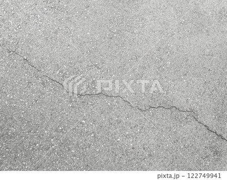 ひび割れが斜めに入った暗い白灰色のアスファルトの横長の背景画像1 ひび割れが斜めに入った暗い白灰色のアスファルトの横長の背景画像1 122749941