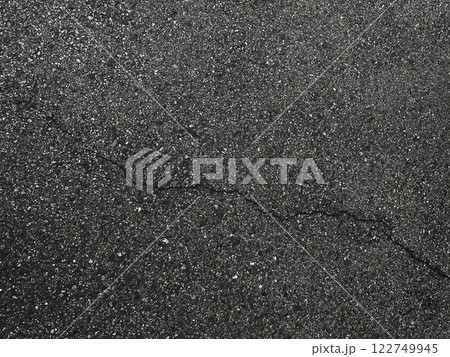 ひび割れが斜めに入った黒灰色のアスファルトの横長の背景画像1 122749945