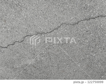 ひび割れが斜めに入った明るい灰色のアスファルトの横長の背景画像2 122750099