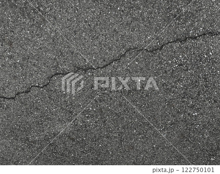 ひび割れが斜めに入った暗い灰色のアスファルトの横長の背景画像2 122750101