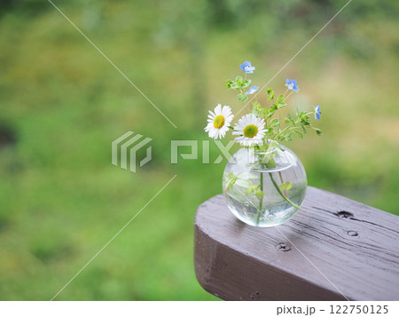 野の花を生けたかわいいフラワーアレンジメント 122750125