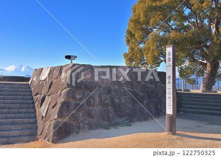 関東・吾妻山公園・富士山と菜の花畑、大海原の風景が一度に楽しめる公園の山頂・神奈川県二宮町(5) 122750325