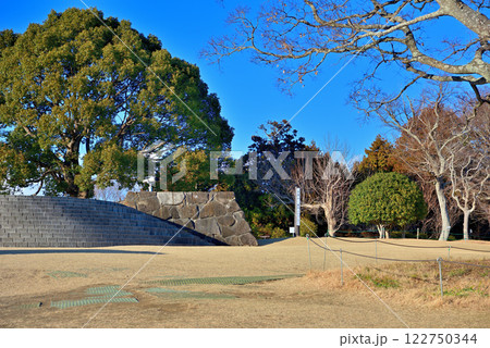 関東・吾妻山公園・芝生広場から眺める山頂の展望台・神奈川県二宮町(3) 122750344
