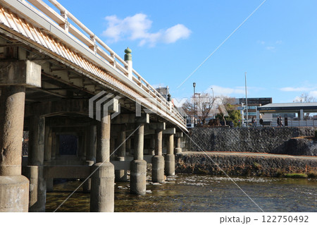 京都・鴨川に架かる三条大橋の風景 122750492
