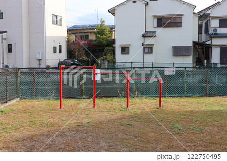 日本の住宅街にある静かな公園の赤い鉄棒 122750495