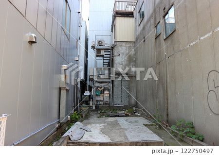 東京の狭い裏路地 / Narrow Alleyway in Tokyo 122750497