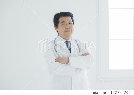 腕組みする医者 122751200