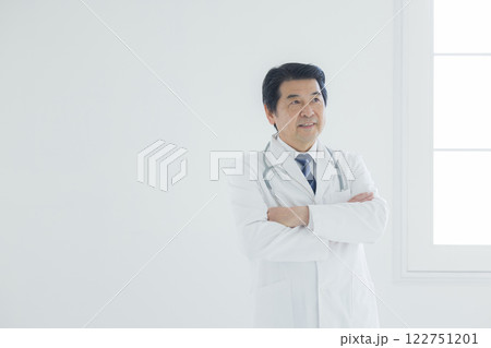 腕組みする医者 122751201