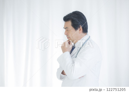 腕組みする医者 腕組みする医者 122751205