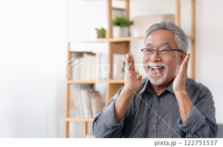 嬉しそうに驚く男性4 122751537