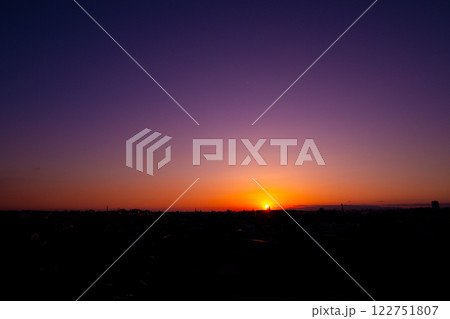 幻想的なグラデーションが広がる夕焼け空と都市のシルエット 幻想的なグラデーションが広がる夕焼け空と都市のシルエット 122751807