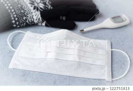マスクで冬の感染対策 インフルエンザ予防 新型コロナウイルス対策 同時流行 健康管理 体温計 マスクで冬の感染対策 インフルエンザ予防 新型コロナウイルス対策 同時流行 健康管理 体温計 122751813