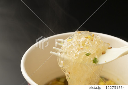 インスタントのスープ春雨をフォークで持ち上げる インスタントのスープ春雨をフォークで持ち上げる 122751834
