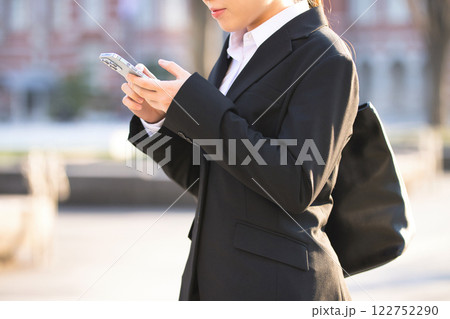 オフィス街を歩く就活中の若い女性 オフィス街を歩く就活中の若い女性 122752290