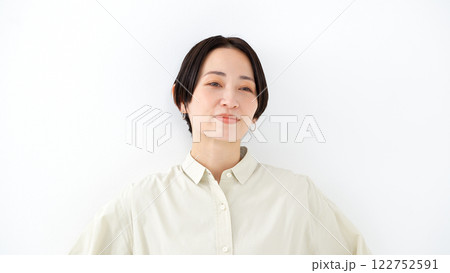 ミドル女性　笑顔 122752591