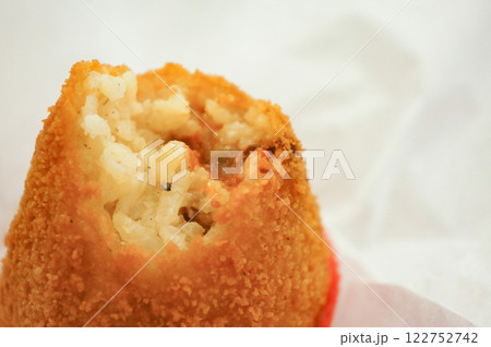 イタリア名物のアランチーニの食べかけ 122752742