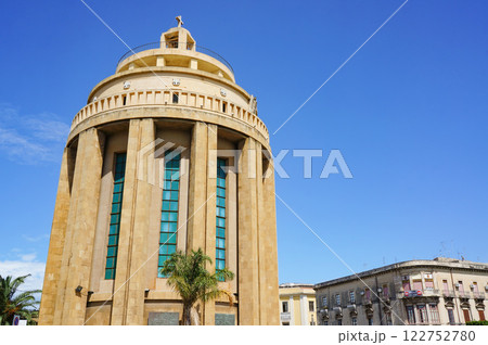 青空と町中にある円筒形の建物 青空と町中にある円筒形の建物 122752780