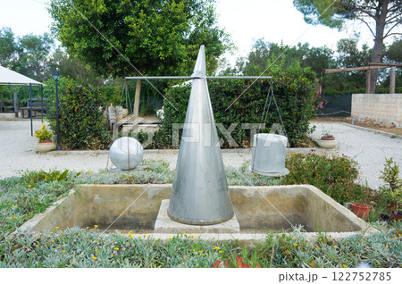 シラクーザにあるアルキメデス博物館の庭の天秤模型 シラクーザにあるアルキメデス博物館の庭の天秤模型 122752785