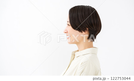 ミドル女性 笑顔 横顔 ミドル女性 笑顔 横顔 122753044