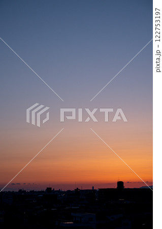 夕暮れの都市景観とグラデーションの空 122753197