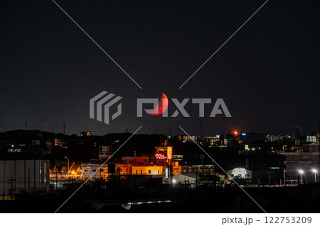 都市の夜景と赤く輝く月の幻想的な風景 都市の夜景と赤く輝く月の幻想的な風景 122753209