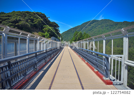 関西・近畿・餘部駅(余部駅)・空中の駅の場所に設けられた現代の空中歩道・兵庫県香美町(2) 122754082