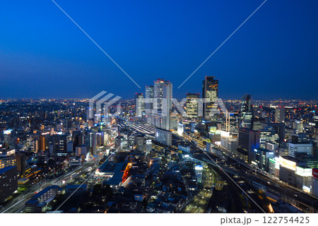 名古屋駅の高層ビル群の夜景 122754425