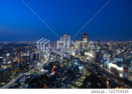 名古屋駅の高層ビル群の夜景 122754426