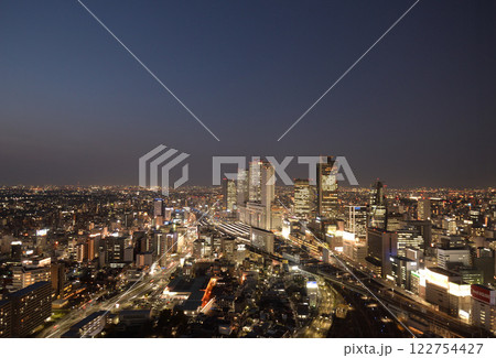 名古屋駅の高層ビル群の夜景 122754427