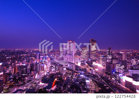 名古屋駅の高層ビル群の夜景 122754428