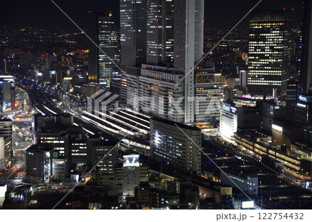 名古屋駅の高層ビル群の夜景 122754432