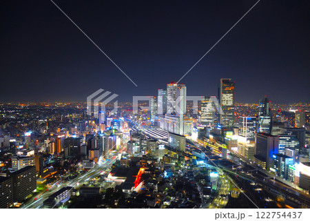 名古屋駅の高層ビル群の夜景 122754437