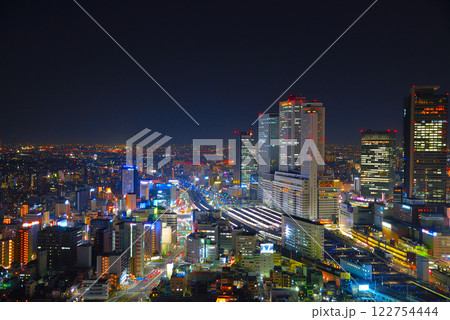 名古屋駅の高層ビル群の夜景 122754444