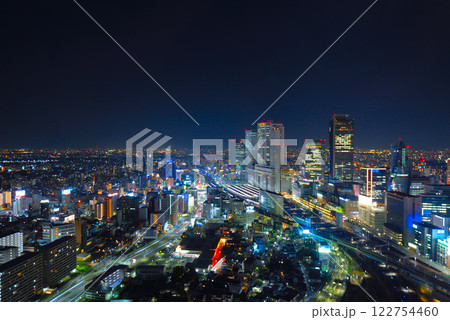 名古屋駅の高層ビル群の夜景 122754460